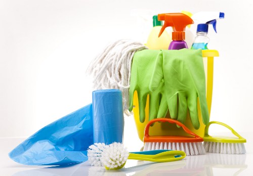 Bathroom end of tenancy cleaning with limescale removal in Streatham